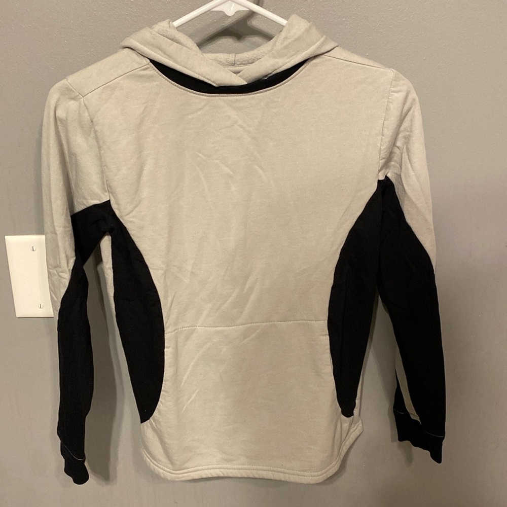 Zella Kids Size Small (7/8) Cream and Black long sleeve shirt
